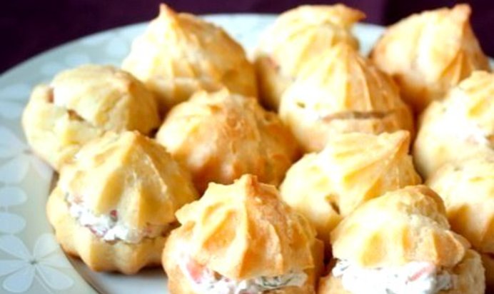 Профитроли со сливочным сыром и лососем
