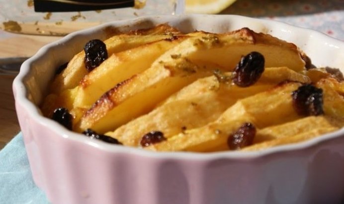 Яблочная запеканка с изюмом