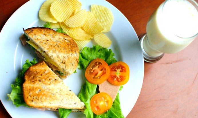 Сэндвич с колбасой