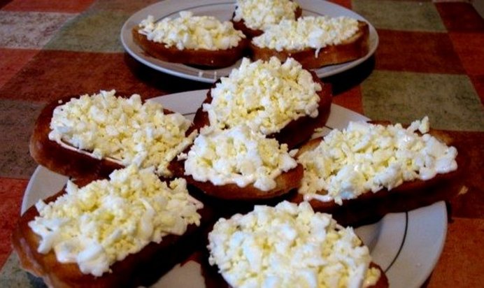 Бутерброды с яйцом и чесноком