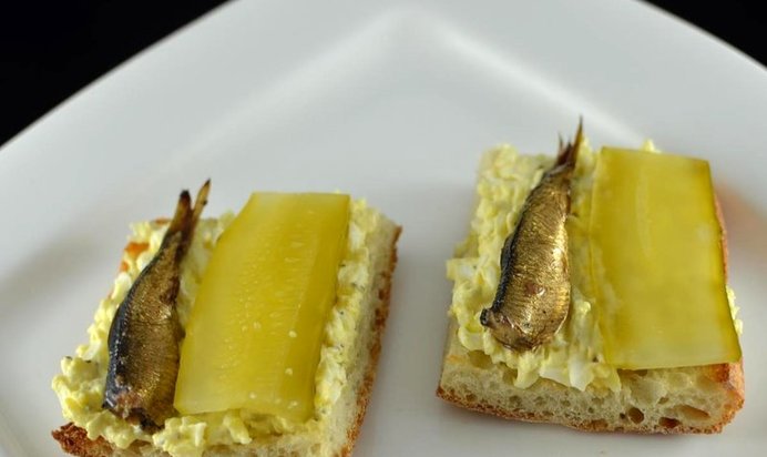 Бутерброды со шпротами и яйцом