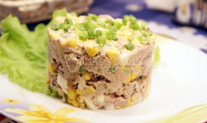 Салат из печени трески с гренками