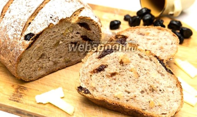 Пшенично-ржаной хлеб с вяленой вишней и орехами