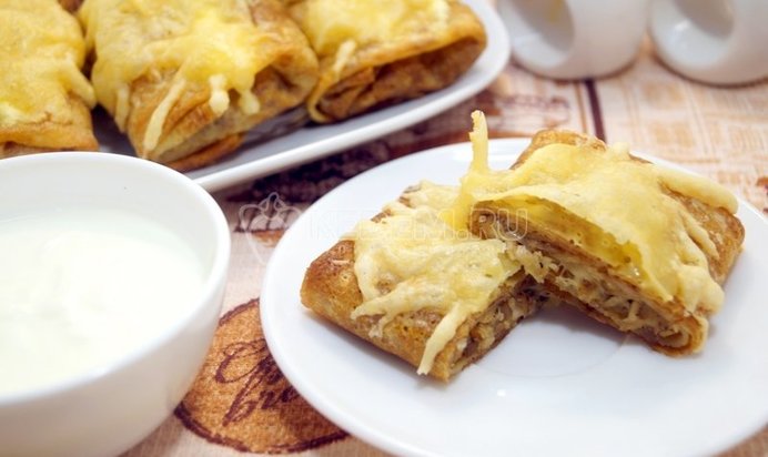 Запеченные блины с курицей и грибами