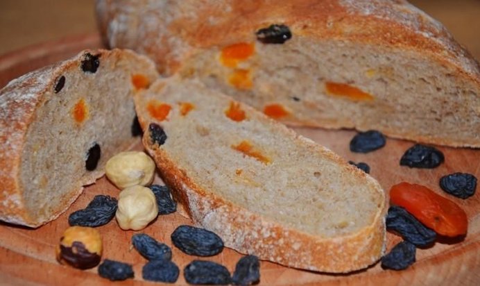 Домашний хлеб с сухофруктами и фундуком