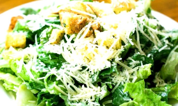 Салат Цезарь с огурцами