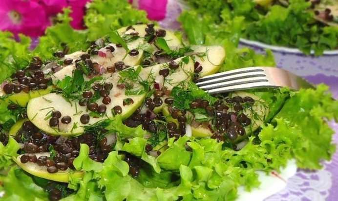 Салат из чечевицы с зелёным яблоком