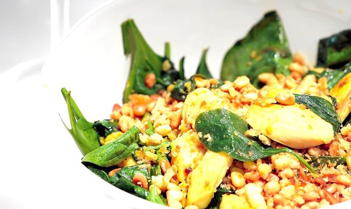 Теплый салат с курицей и шпинатом