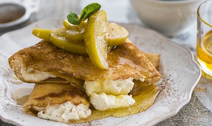 Блинчики с яблоками и рикоттой