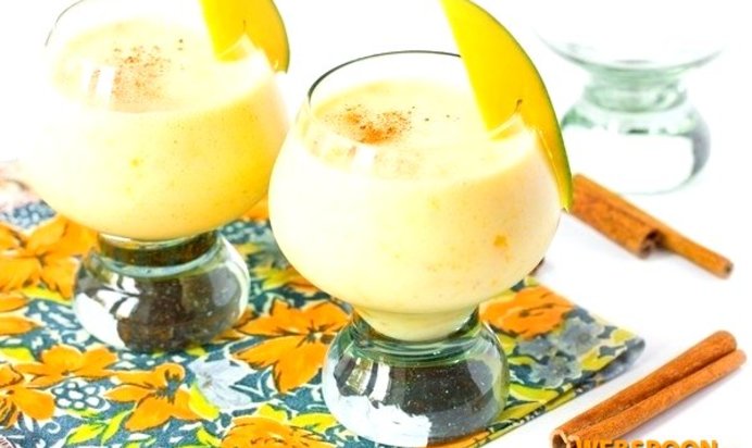 Молочный коктейль с манго и корицей