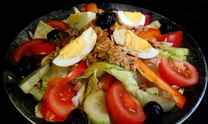 Салат с консервой