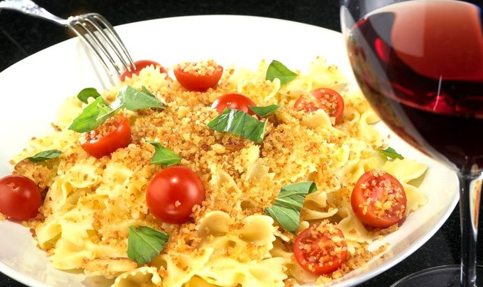 Фарфалле с хлебными крошками и чесноком