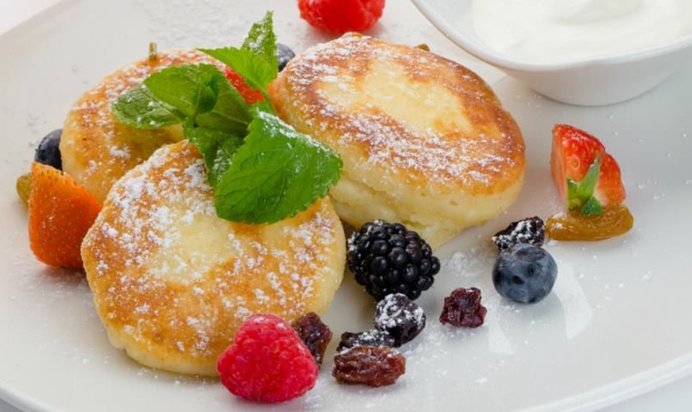 Сырники с ягодами и сметаной