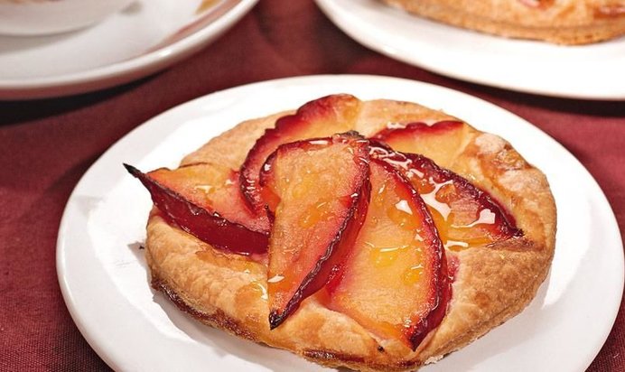 Пирожные со сливами и козьим сыром