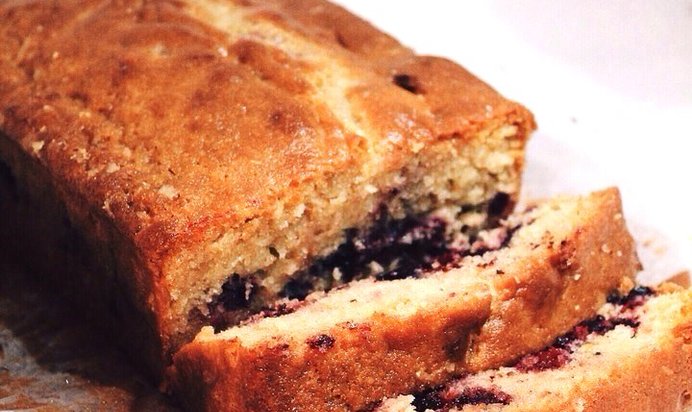 Сочный лимонный кекс с черной смородиной