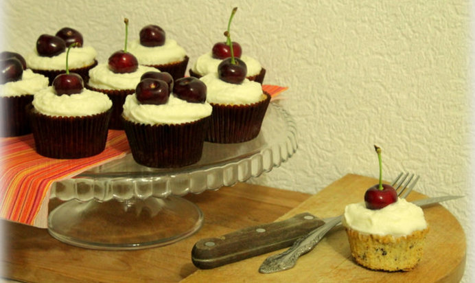 Орехово-шоколадные кексы с черешней