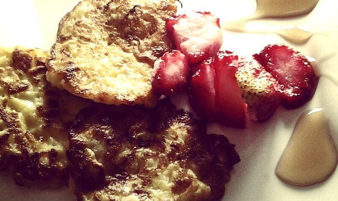 Яблочные оладьи с клубникой и кленовым сиропом