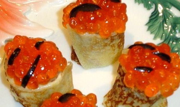 Блинные рулетики с творожным сыром и икрой