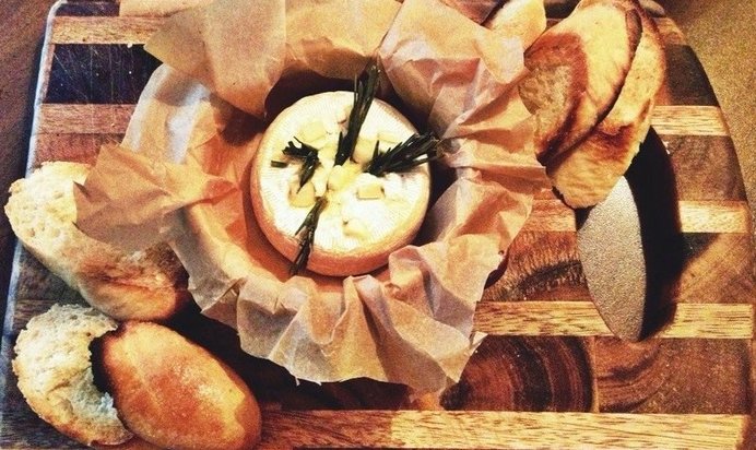 Запеченный камамбер с тимьяном, чесноком и чесночным хлебом