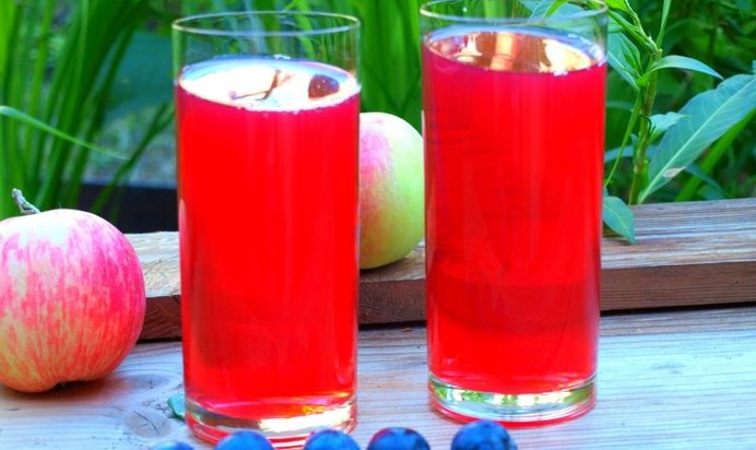 Компот из тёрна, яблок и ежевики с мятой и лимоном