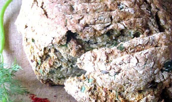 Цельнозерновой хлеб с зеленью и чили
