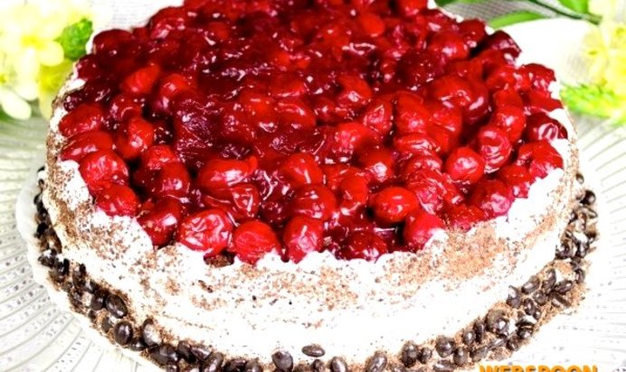 Шоколадный торт с вишней