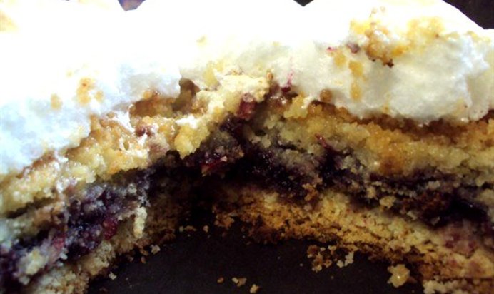 Нежный песочный торт с белковым кремом