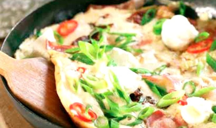 Яичница с шампиньонами, колбасками и сыром