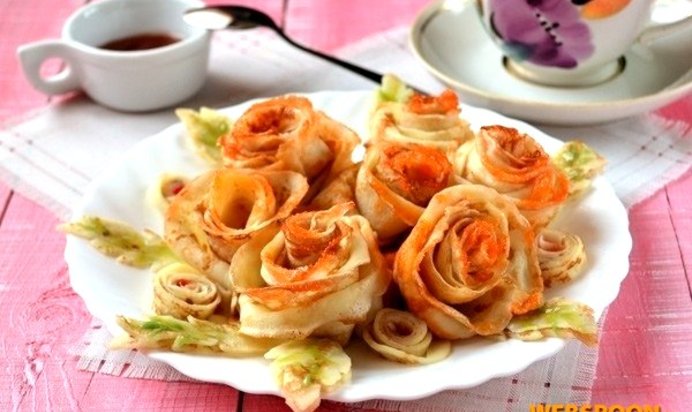 Сладкие блинные розочки