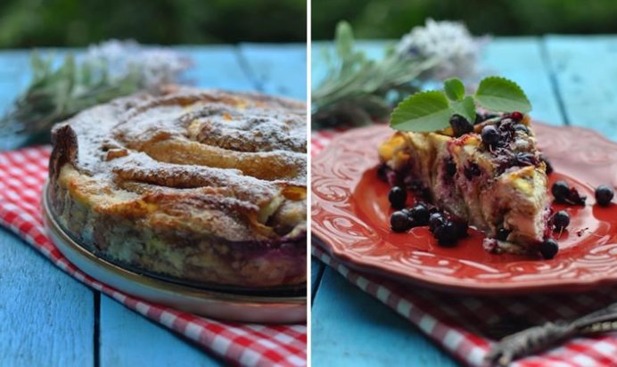 Блинная улитка с творожно-ягодной начинкой и сметанной заливкой