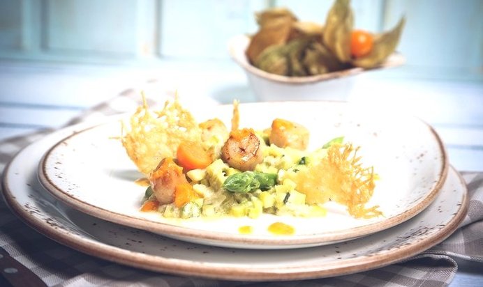 Морской гребешок с овощным ризотто и пармезаном