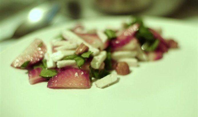 Салат с клубникой