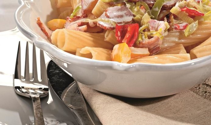 Тортильони с перцем и окороком под сливочным соусом