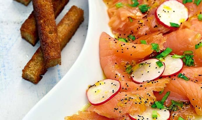 Норвежская копченая семга с маковой заправкой и гренками
