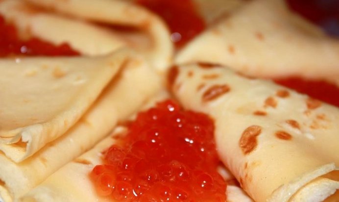 Блины на кефире с красной икрой