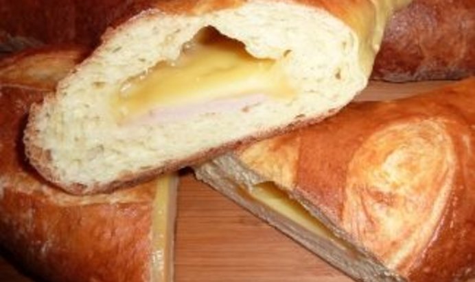 Хлеб для пикника с сыром и ветчиной