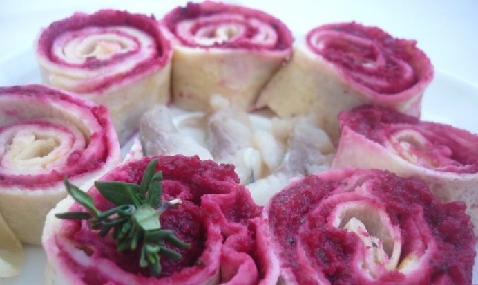 Блины со свекольно-селёдочной начинкой(2 варианта)