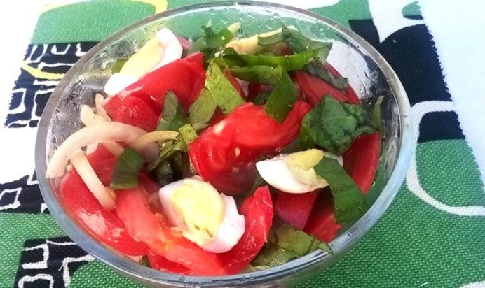 Салат из розовых помидоров и базилика