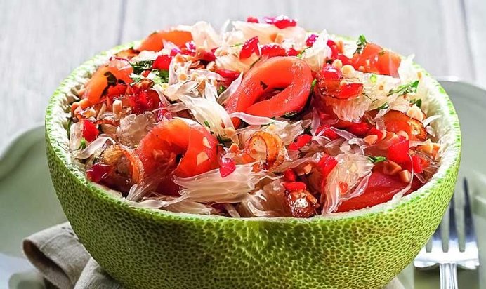 Тайский салат из помело с копченым лососем