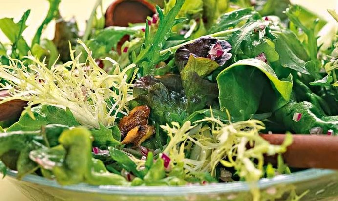 Зеленый салат с грецкими орехами