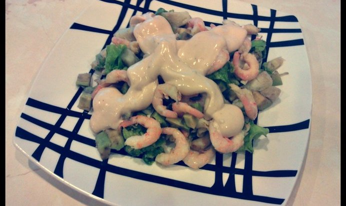 Салат из авокадо, креветок и картофеля с коктейльным соусом