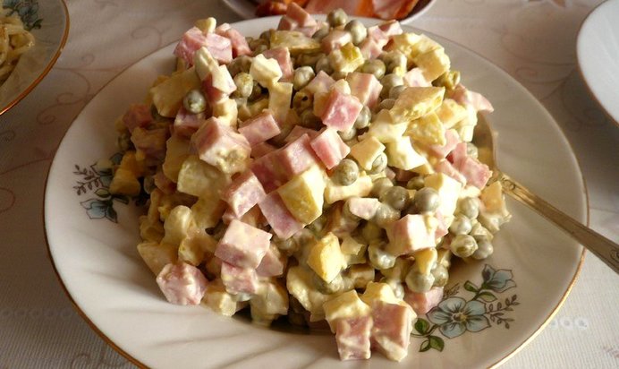 Салат с ветчиной и яблоком