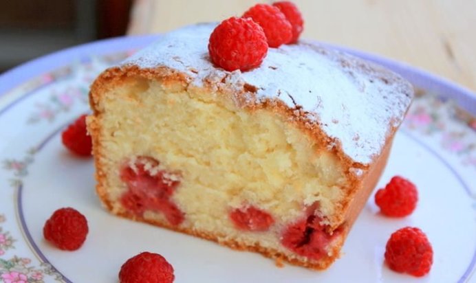 Ароматный кекс с малиной