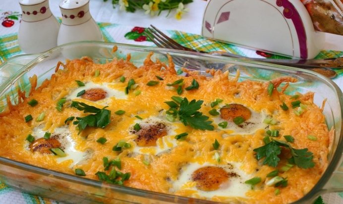 Картофельная запеканка с яичницей