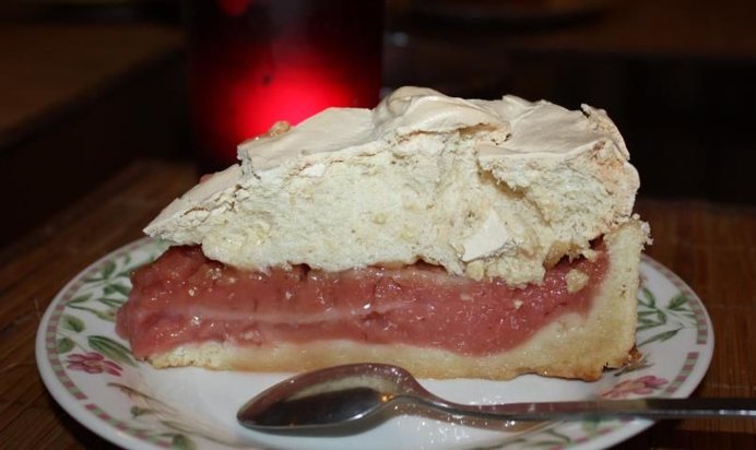 Песочный торт с клюквой и меренгой