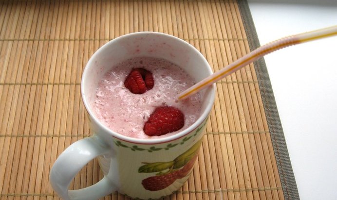 Коктейль с малиной и мороженым