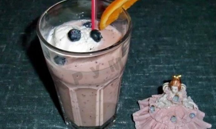 Чернично-банановый коктейль на кефире