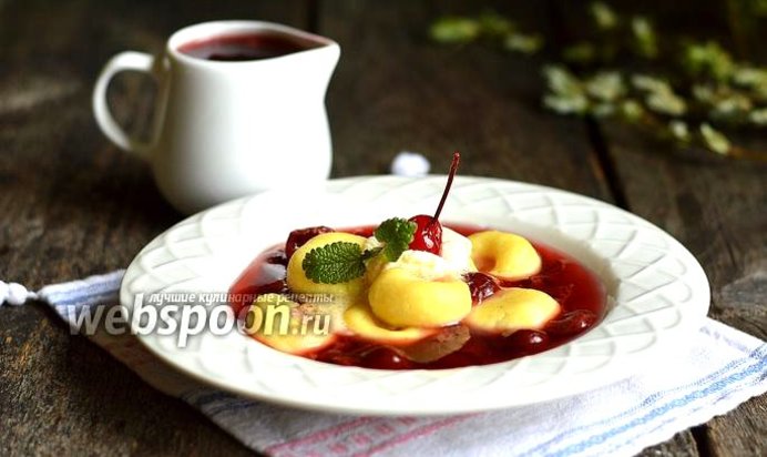 Картофельно-творожные клёцки в вишнёвом киселе