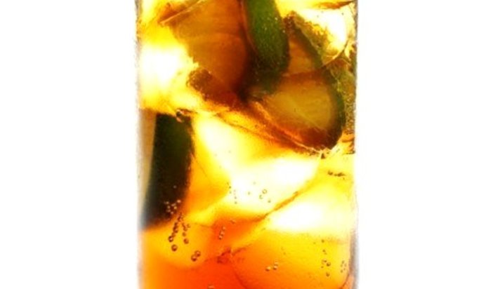 Коктейль «Лошадиная шея» из коньяка и эля 