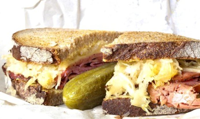 Лосось на ржаном хлебе с квашеной капустой и хреном